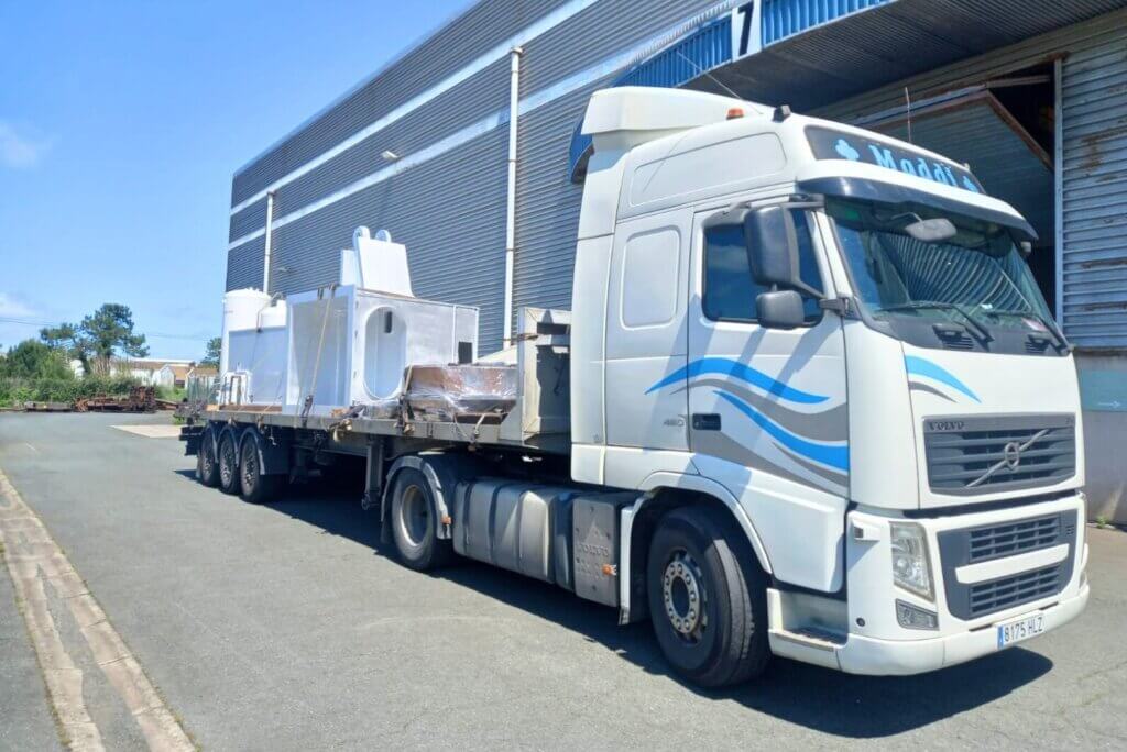 Camión plataforma abierta con carga de gran tamaño transportes zaldua euskadi