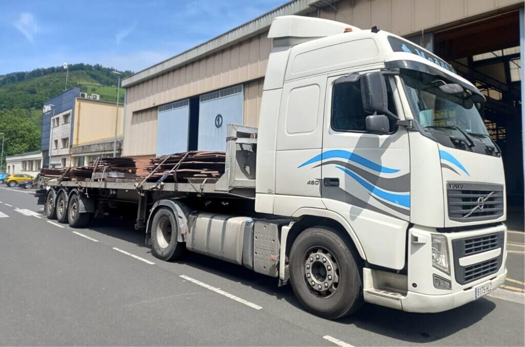 Carga de perfiles metálicos en camión plataforma abierta de Transportes Zaldua