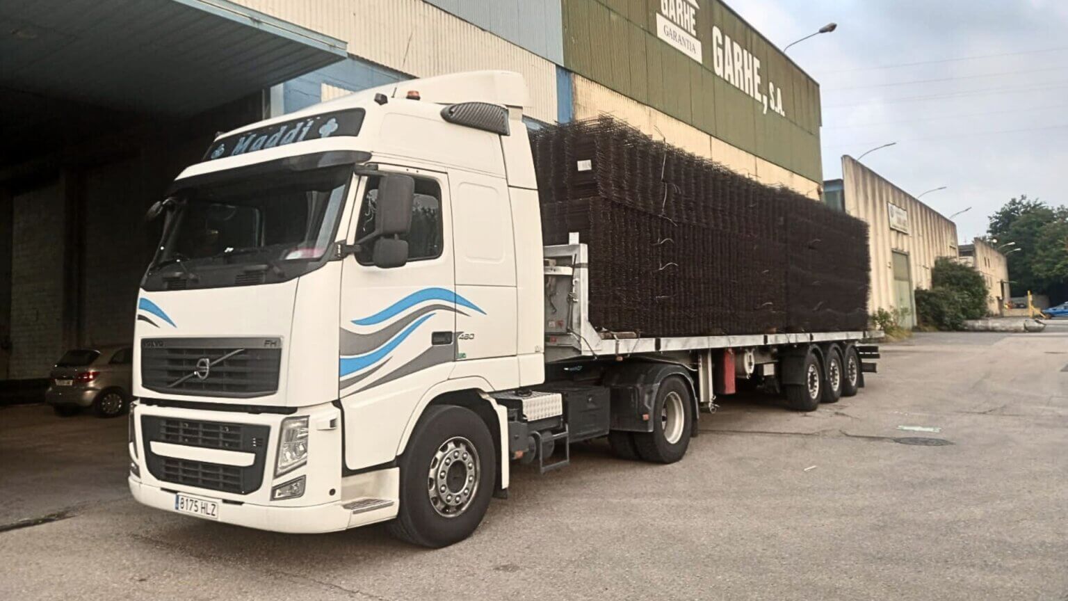 Camión de plataforma abierta de Transportes Zaldua cargando estructuras metálicas