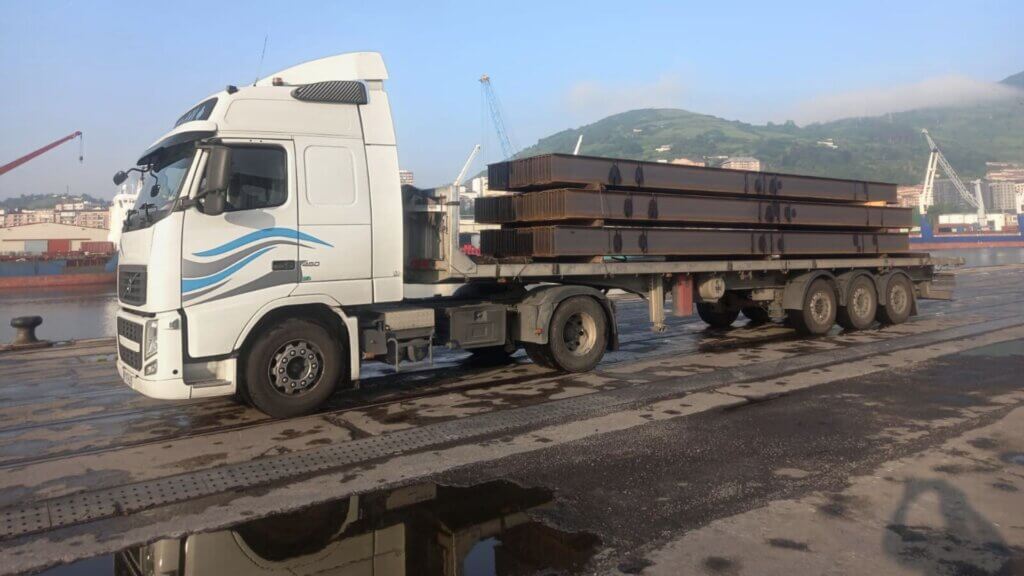 Camión de plataforma abierta de Transportes Zaldua cargando vigas de hierro