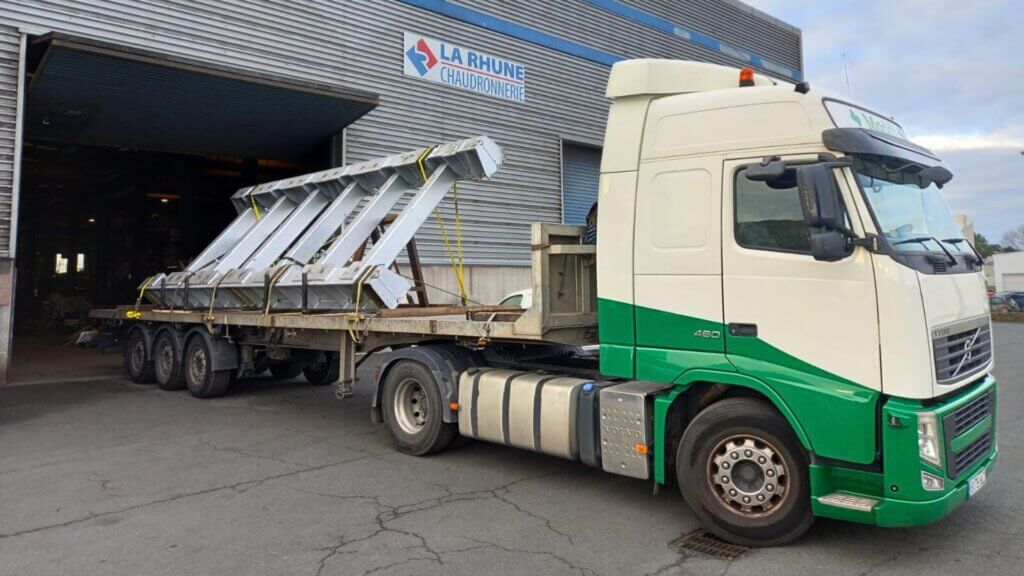 transporte de estrucutra metálica en camión Zaldua