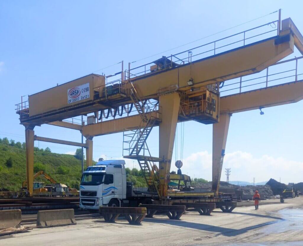 Camión con carga especialtransportes Zaldua